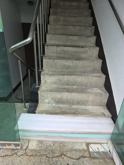 실내 계단실 벽면에 목재 핸드레일을 새로 설치한 현장