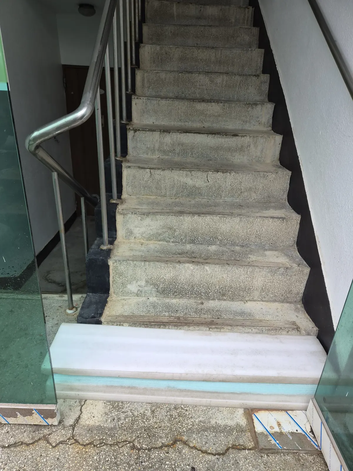 마모된 계단 디딤판 모서리를 신규 논슬립 마감재로 교체 보수한 현장