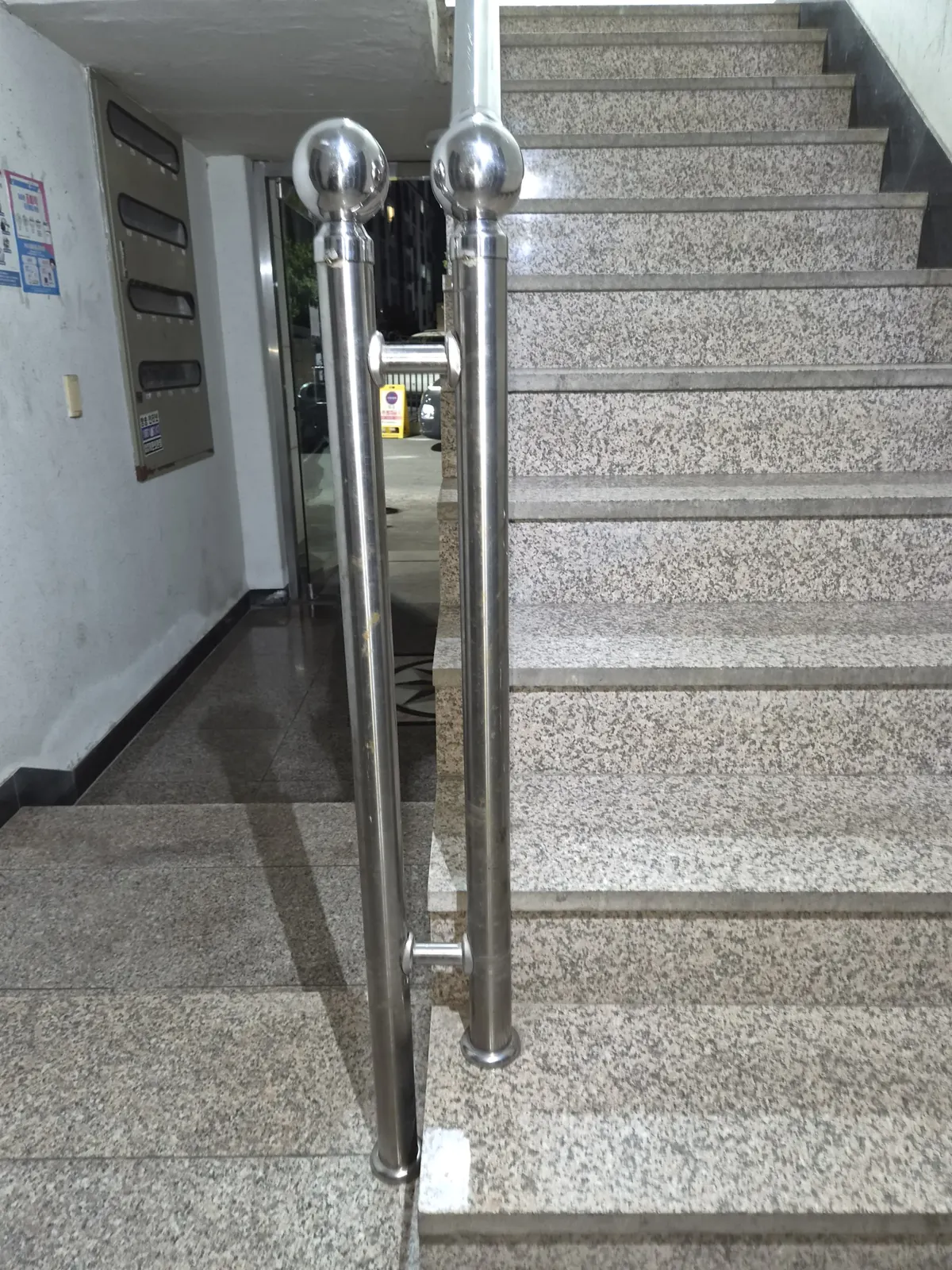 스테인리스 계단 핸들레일 용접부를 수리 완료한 실내 계단실 현장
