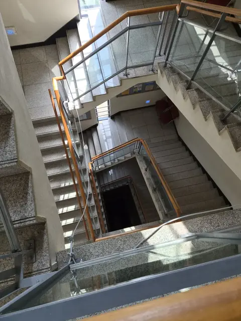 계단 사이에 안전그물망을 시공한 지하 계단실 현장