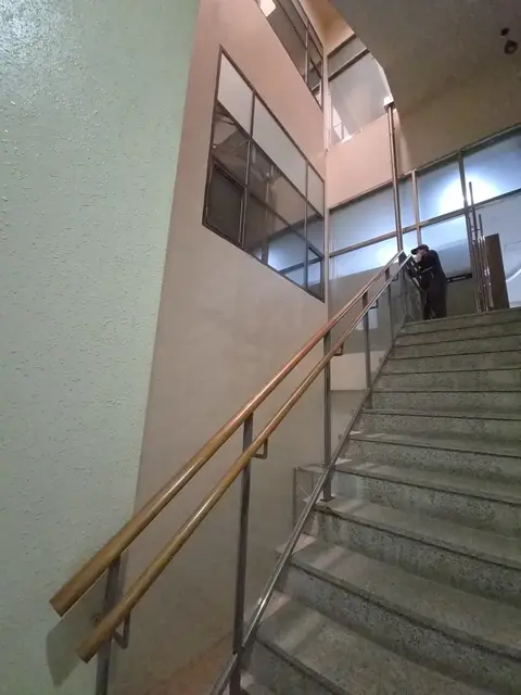 인명낙하방지를 위해 계단 모양과 동일하게 그물망을 재단해 시공한 현장